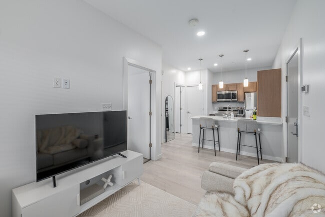 1BR, 1BA - 478SF - Living Room - Franklin West