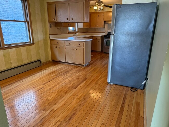 Building Photo - 1920 W 34th Pl Unit 2nd floor apartment