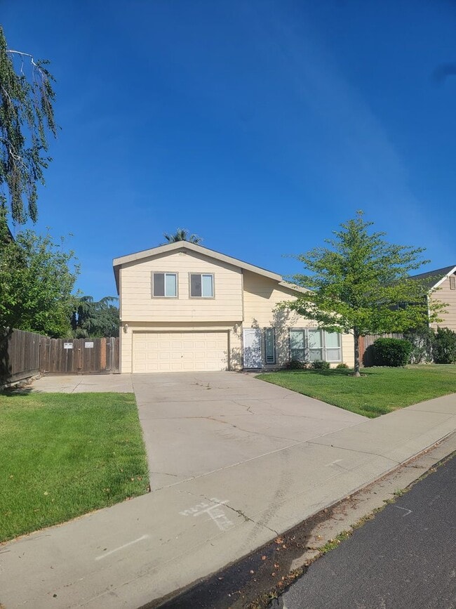 Building Photo - 3 Bed / 2 Bath Home with Pool, RV Parking & Private Balcony