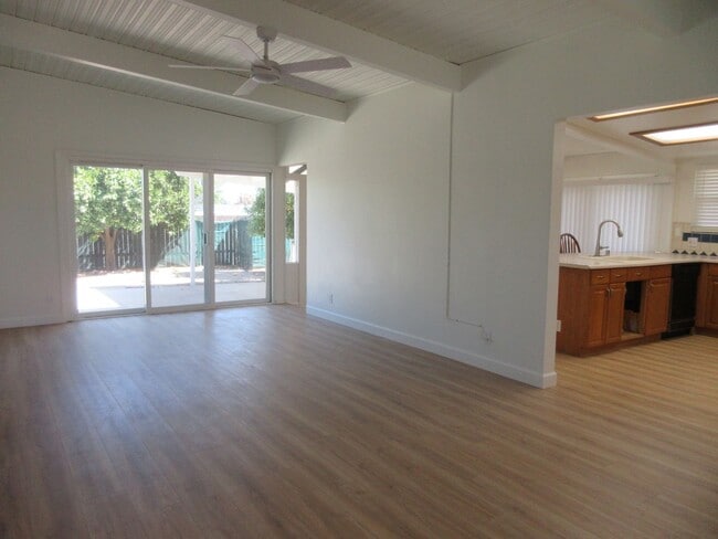10818 Paso Robles Ave