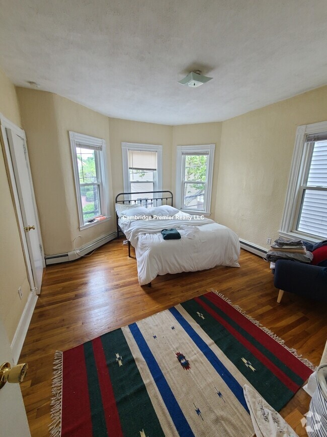 Building Photo - 118 Elm St Rental