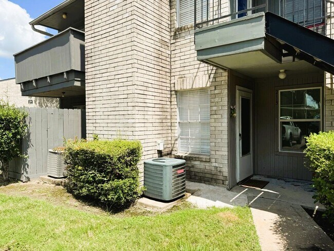 Building Photo - 9700 Leawood Blvd Unit 2115