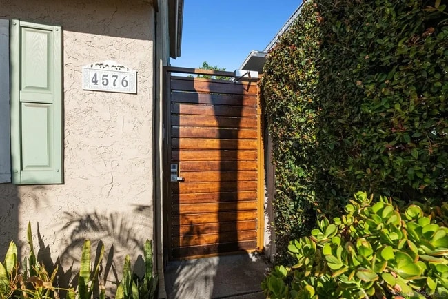 Front entrance - 4576 Hawley Blvd Unit 4