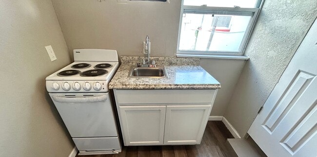 Photo - Updated 1 Bed 1 Bath Unit in Super Convenient Location!