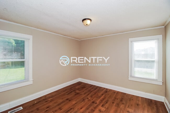 Photo - 2104 E Greenbriar Rd