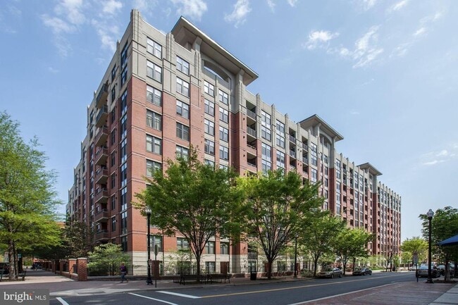 Building Photo - 1021 N Garfield St Unit 611
