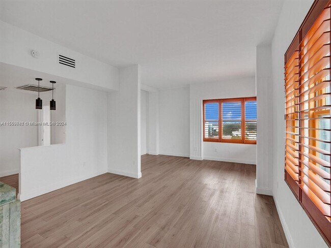 Building Photo - 2421 Lake Pancoast Dr Unit 8A Rental