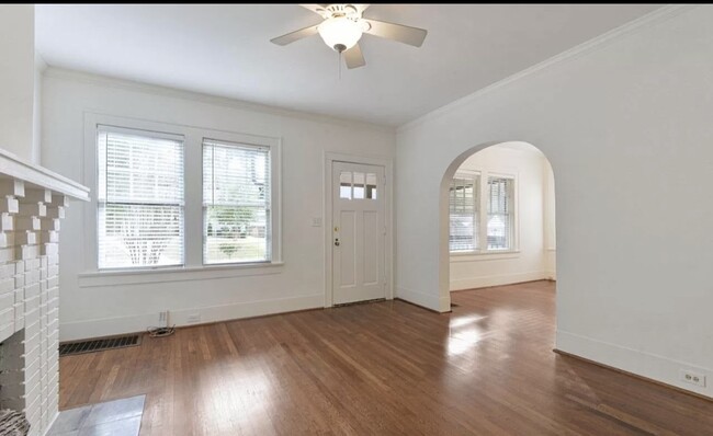 Entry/LR/DR - 466 Burlington Rd NE Apartamentos