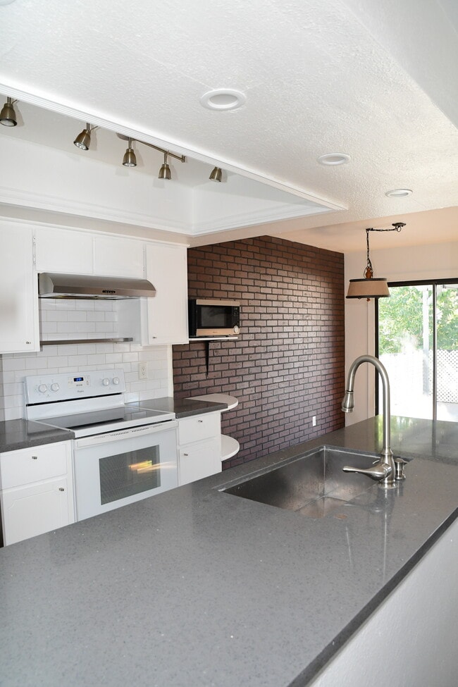 Photo - 925 Willow Tree Dr