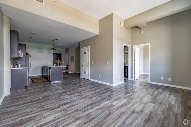 1BR, 1BA - 880SF - Kitchen / Living Room