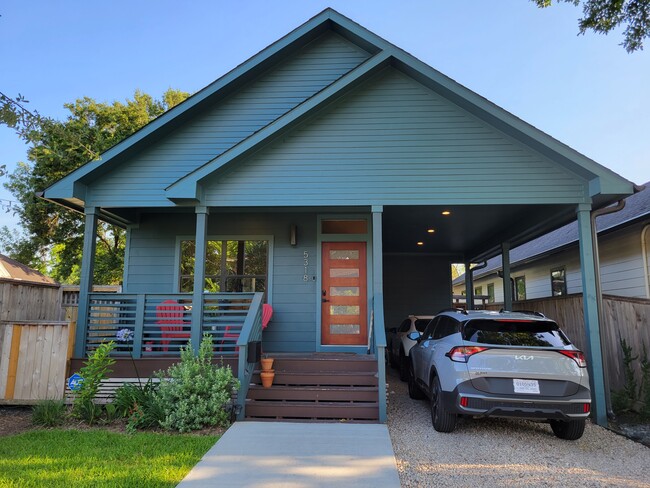 2 Car covered parking area, well lit. Backyard is gated and secure for pets. - 5318 Leeland St House