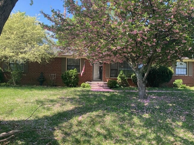 Building Photo - COMING SOON  3BR/21.5BA-1500 SF - Fenced yard