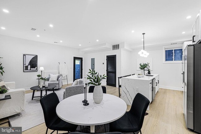 Photo - 616 Kenyon St NW