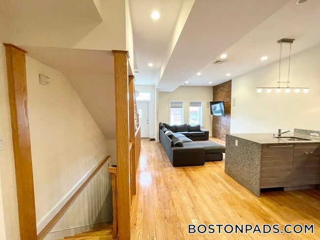Photo - 98 L St