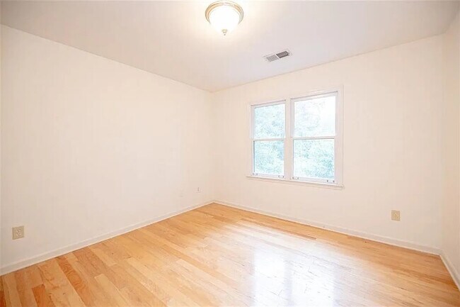 Photo - Room in Townhome on Cooper Lake Dr SE