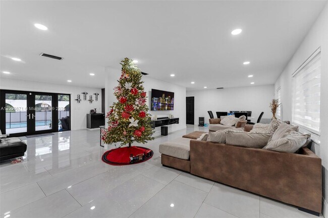 Photo - 551 SW 127th Ave