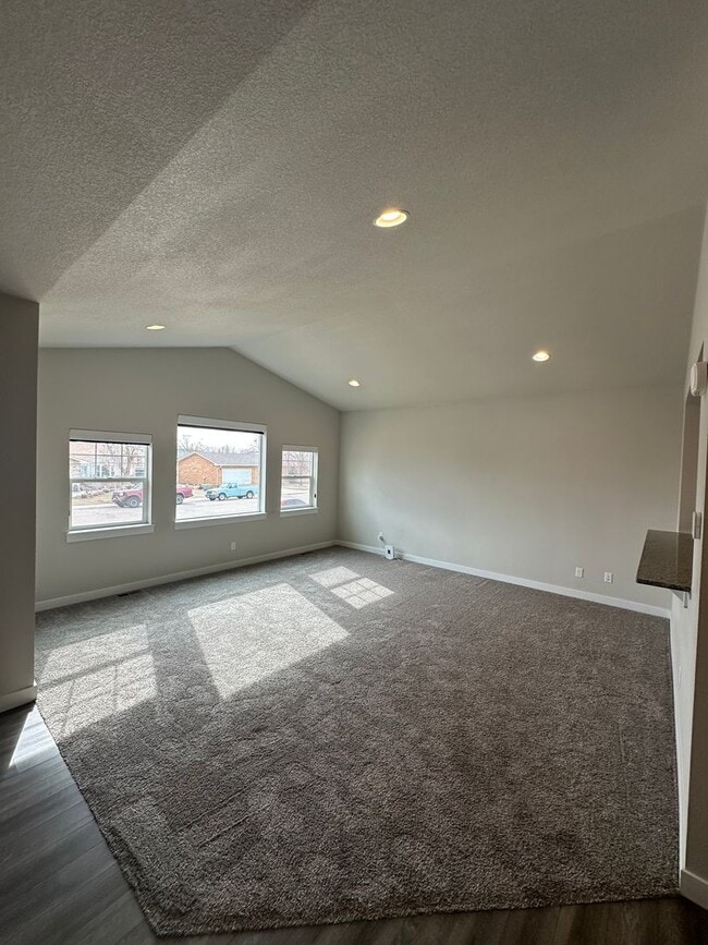 Photo - Amazing 3 bedroom townhome in Windsor!