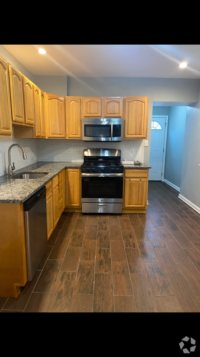 Building Photo - 4030 Poplar St Rental