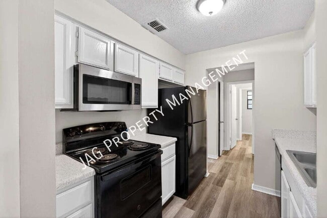 Photo - 482 Bentwood Ln