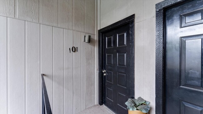 Building Photo - 10811 Richmond Ave. Unit 101