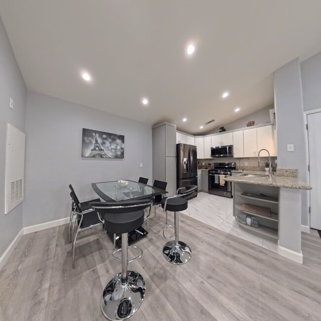 Building Photo - 5415 W Harmon Ave