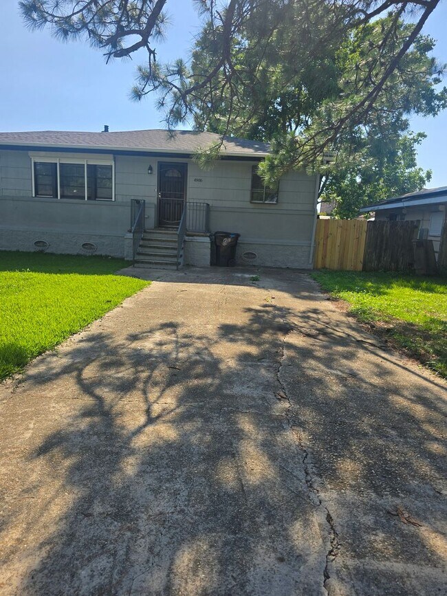 Photo - Single Family Home 6 Bedroom 2 Baths