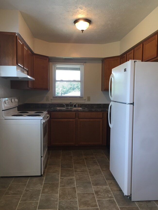 18 Kitchen - 18 White Cir