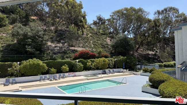 Building Photo - 4260 Vía Arbolada Unit 220