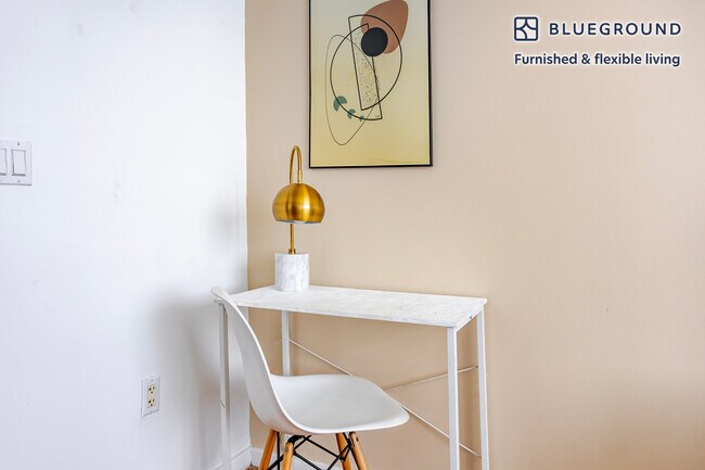 Photo - 635 W 42nd St Unidad FL9-ID1821