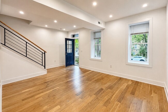 Photo - 727 Quebec Pl NW