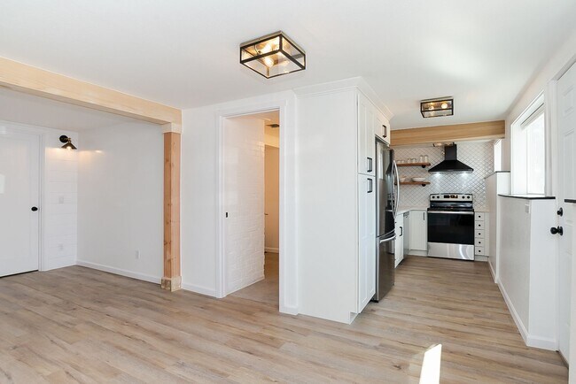 Building Photo - 822 6th Ave N Unit B