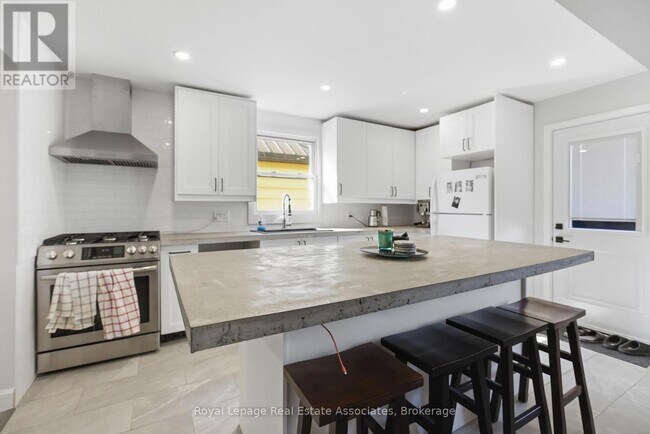 Photo - 289 Strathearne Ave