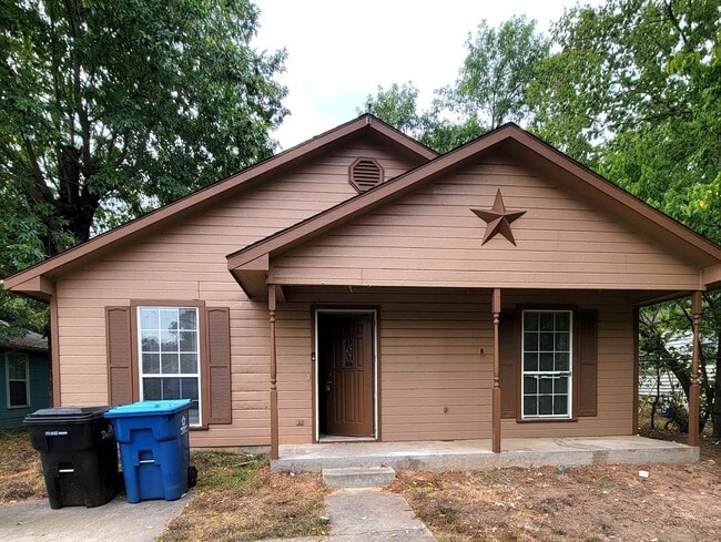 Building Photo - 3-bedroom home!