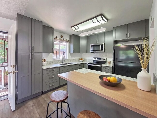 Photo - 3BR / 2Bath / 3Pkg - Home in Aiea!