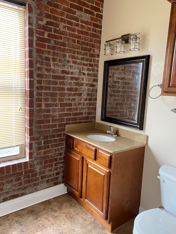 Photo - 313 W B St