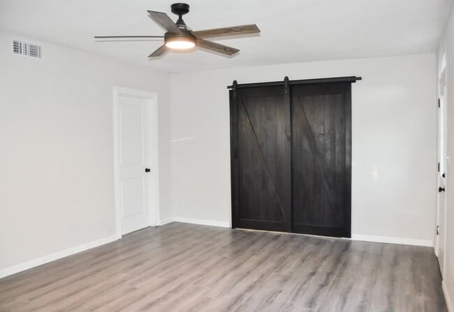 Photo - 114 Yates St