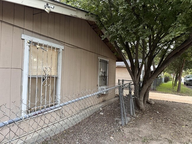 Building Photo - 601 Cantrell Dr