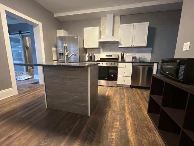 Building Photo - 909-915 Wilson Ave Unit 915 Rental