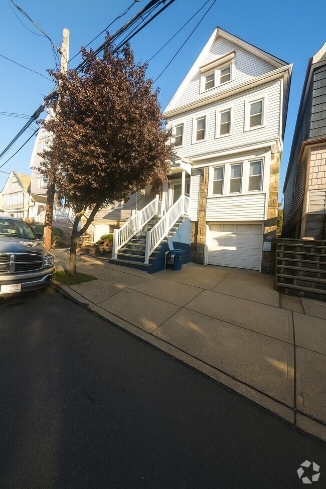 Building Photo - 40 E 36th St Unit 1 Rental