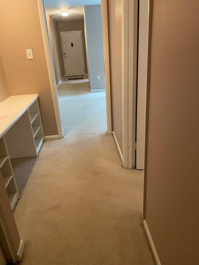 Pasillo exterior al dormitorio con zona de escritorio. - 10638 Weymouth St Unidad 101