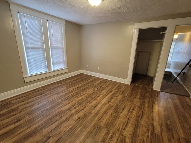 217-217.5-2175 W Linn St