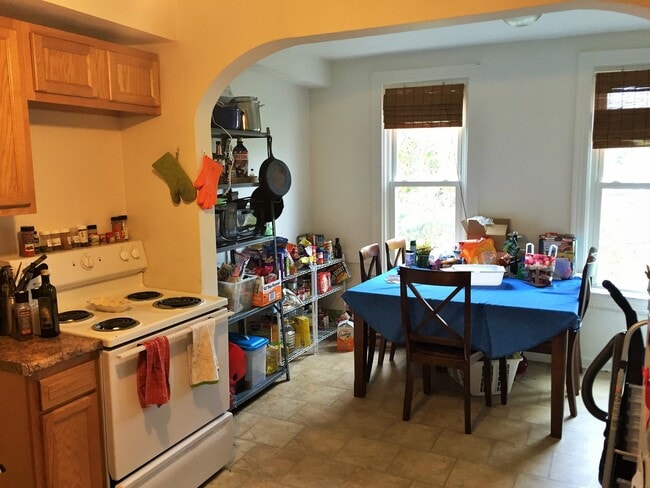 Building Photo - 29 Welsford St Unit Floor #3