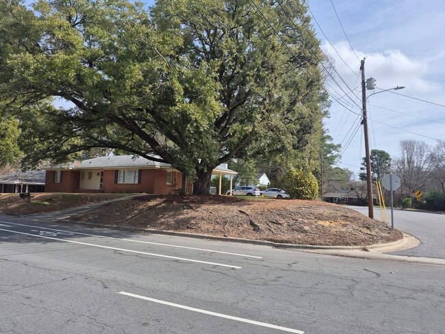 Photo - 1802 S Elm St