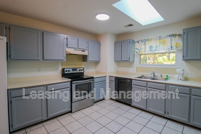1240 Llewellyn Rd