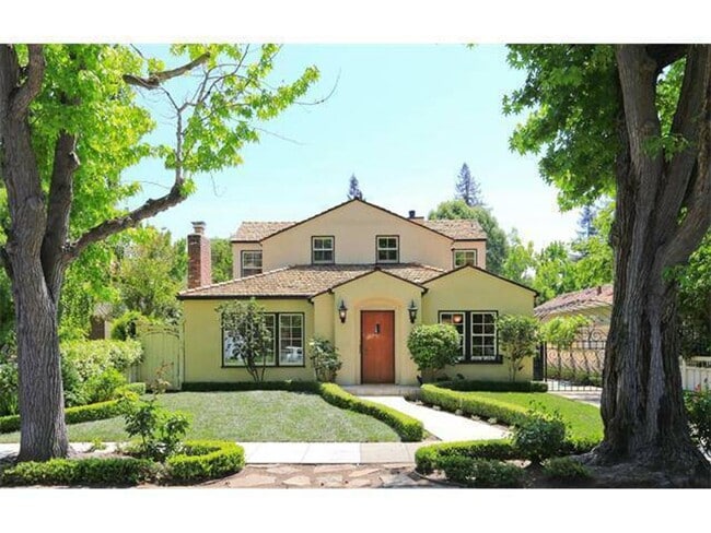 Building Photo - Gorgeous 4 Bed, 3 Bath Home in Desirable C...