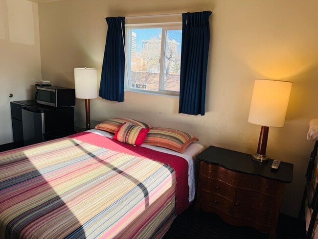 Building Photo - Furnished Studio Near Hospitals with WiFi, Cable TV and laundry Unit 26