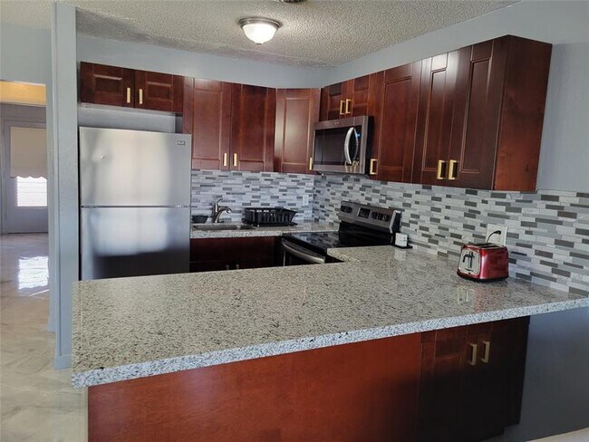 Photo - 800 SW 11th Ave Unit 17