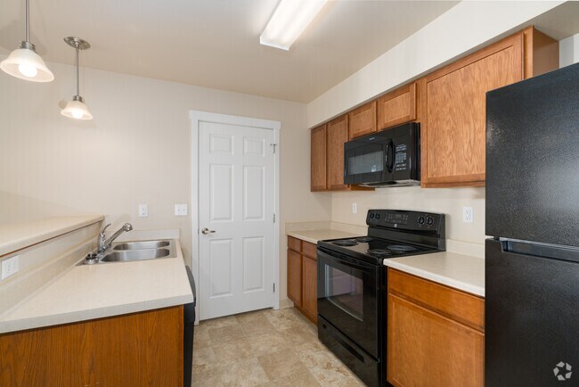 1BR, 1BA - 657SF - Kitchen - Eastgate Apartments