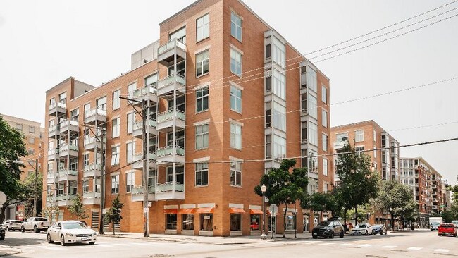Photo - 939 W Madison St Apartment Unit 505