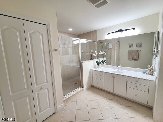 Building Photo - 11041 Gulf Reflections Drive Unit 305
